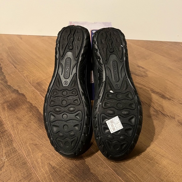 NIB Skechers black Relaxed fit slip on sneakers walking shoes 9.5 - Picture 5 of 5